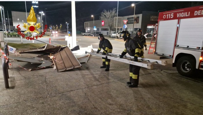 Notte di lavoro per i Vigili del fuoco a causa del forte vento FOTO