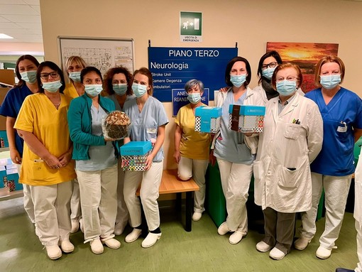 Lo chef Antonino Cannavacciuolo dona panettoni agli operatori sanitari del Vco FOTO