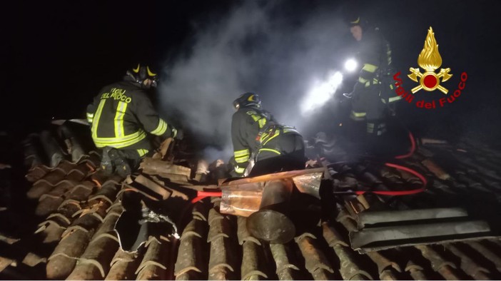 Fiamme sul tetto di una casa a Cannobio