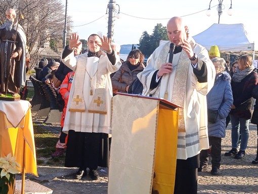 Benedizione di Sant’Antonio in piazza Garibaldi con la partecipazione degli animali da soccorso  FOTO