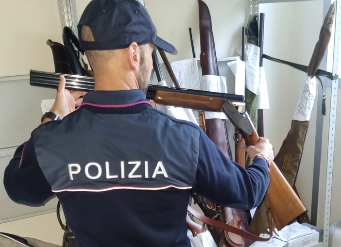 La polizia intensifica i controlli sulla detenzione di armi: 61 sequestri