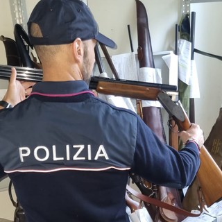 La polizia intensifica i controlli sulla detenzione di armi: 61 sequestri