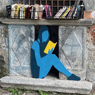 Un’installazione impreziosisce la piccola libreria lungo la Selasca