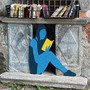 Un’installazione impreziosisce la piccola libreria lungo la Selasca