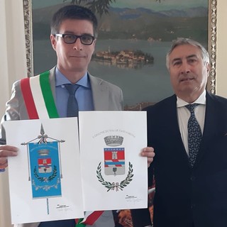 Valle Cannobina, consegnati stemma e gonfalone al nuovo sindaco Spadone