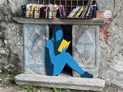 Un’installazione impreziosisce la piccola libreria lungo la Selasca