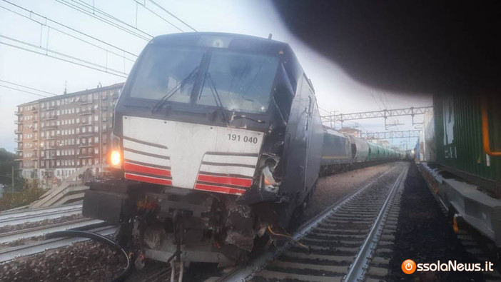 Treno deragliato, il bilancio è di sei feriti: ricoverato il macchinista, cinque passeggeri in codice verde FOTO