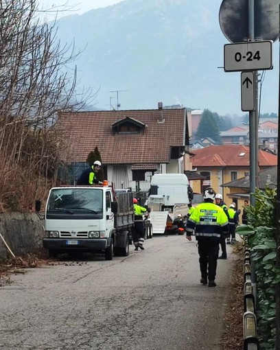 I volontari della protezione civile impegnati nella pulizia delle strade