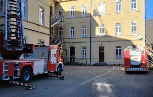 Vento a Omegna, i vigili del fuoco al lavoro sul tetto delle scuole Beltrami