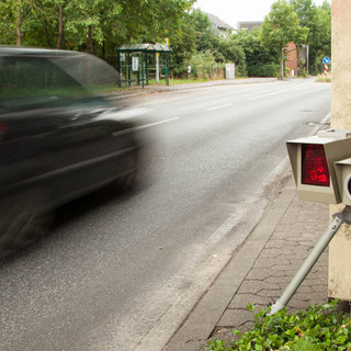 Superare i limiti di velocità? Per un italiano su due non è pericoloso