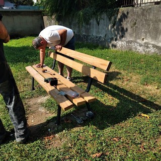 Volontari in azione a Crusinallo per la riqualificazione del parco giochi FOTO