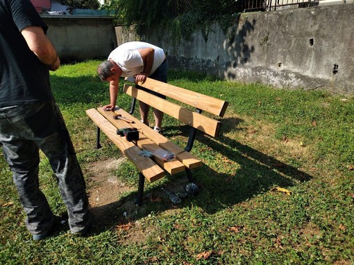 Volontari in azione a Crusinallo per la riqualificazione del parco giochi FOTO