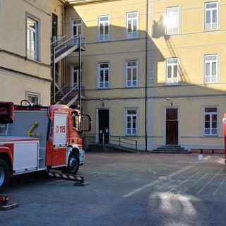 Vento a Omegna, i vigili del fuoco al lavoro sul tetto delle scuole Beltrami