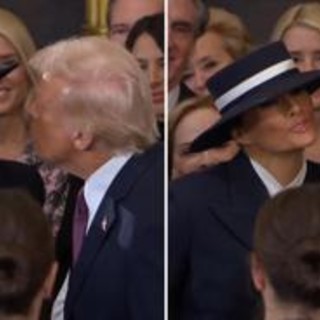 Trump, il saluto con 'non bacio' a Melania - Video