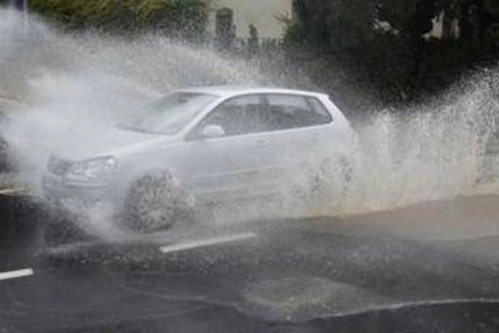 Maltempo in Emilia Romagna, pioggia incessante e rischio frane: scuole chiuse