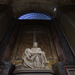 Nella Basilica di San Pietro torna a splendere la Pietà di Michelangelo