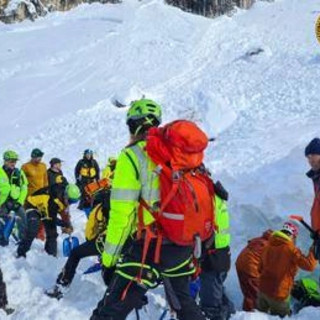 Valanga su Dolomiti a Cortina, tre scialpinisti travolti dalla neve: morta una donna. Due feriti di cui uno gravissimo