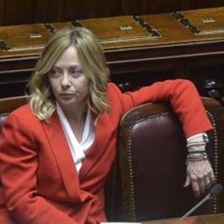 Meloni alla Camera, banchi vuoti Lega per colpa dei treni. Ironia Bonelli: &quot;Italia piena di chiodi...&quot;