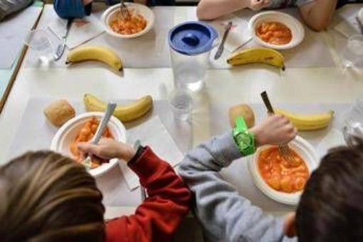 Pane e olio ai bimbi che non pagano mensa scuola, è polemica