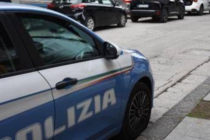 Sospettata di aver perseguitato una coppia, in casa aveva 'elenco dei nemici': arrestata