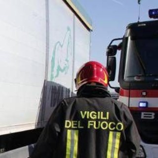 Salerno, tir perde carico di ecoballe. Investiti ciclisti: un morto