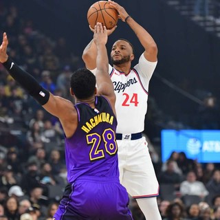 Clippers vincono derby con Lakers, tutto facile per Houston