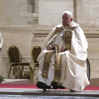 Papa Francesco cade a Santa Marta, contusione al braccio