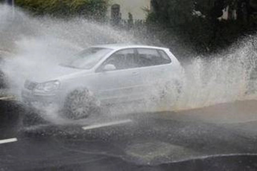 Maltempo in Emilia Romagna, pioggia incessante e rischio frane: scuole chiuse