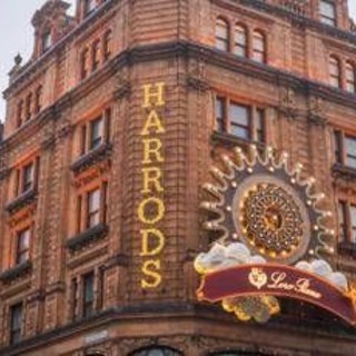 &quot;Molestie da Ali Fayed&quot;, ex dipendenti di Harrods accusano il fratello dell'ex proprietario