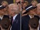 Trump, il saluto con 'non bacio' a Melania - Video