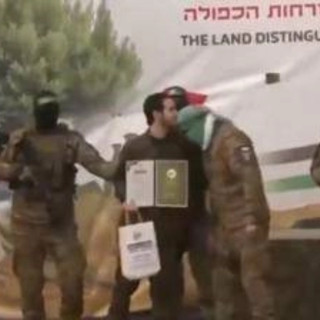 Israele, uno degli ostaggi rilasciati oggi bacia sulla testa i miliziani di Hamas - Video