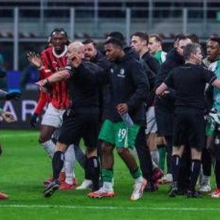 Milan-Feyenoord, scintille e rissa al fischio finale - Video